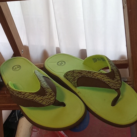 Boys Size 6 Shoes - Picture 3 of 12